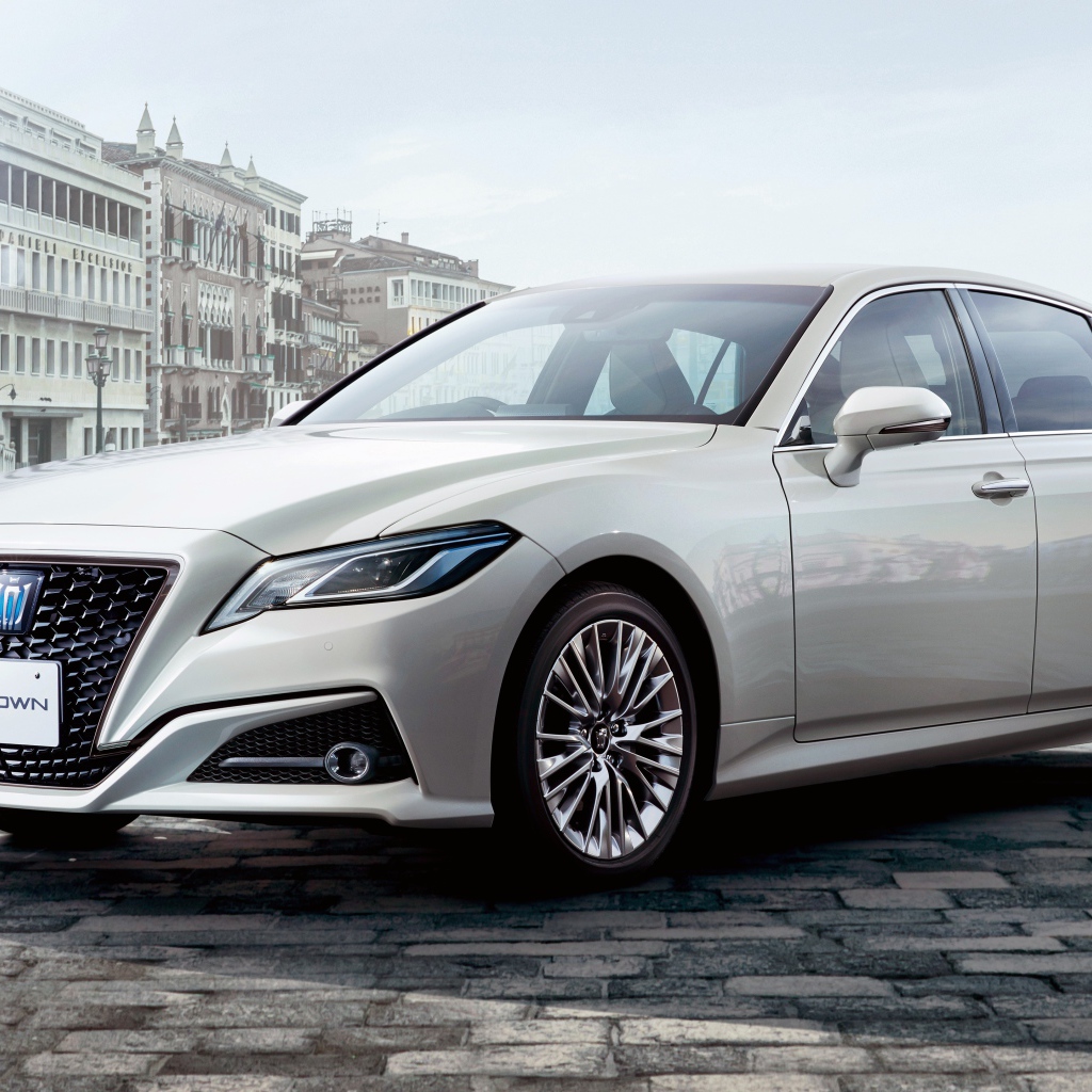 Стильный автомобиль Toyota Crown S, 2020 года на фоне здания