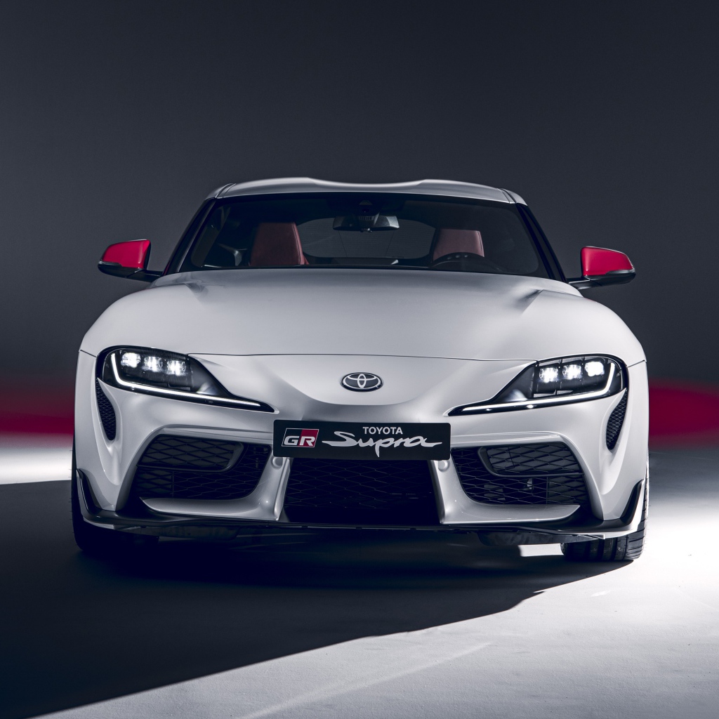 Белый автомобиль Toyota GR Supra 2L 2020 года вид спереди
