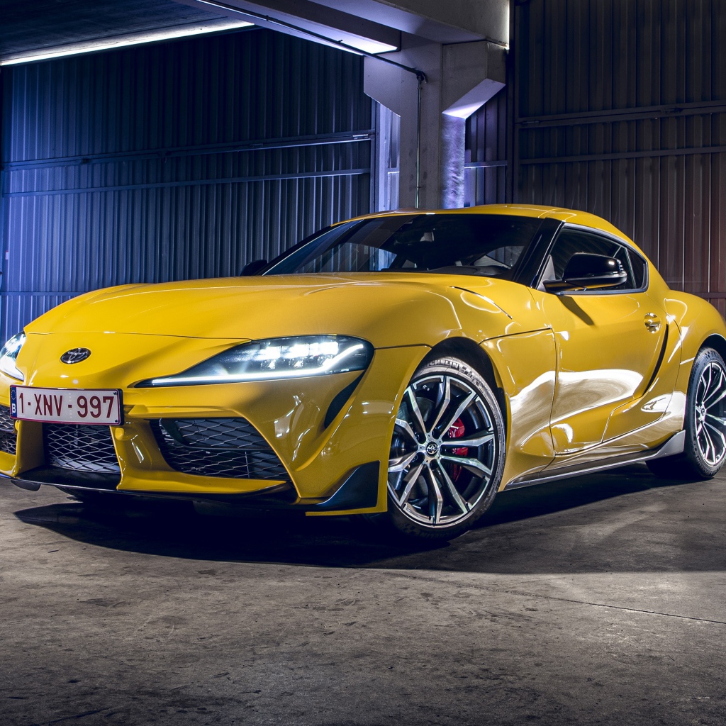 Желтый автомобиль Toyota GR Supra 2, 2020 года 