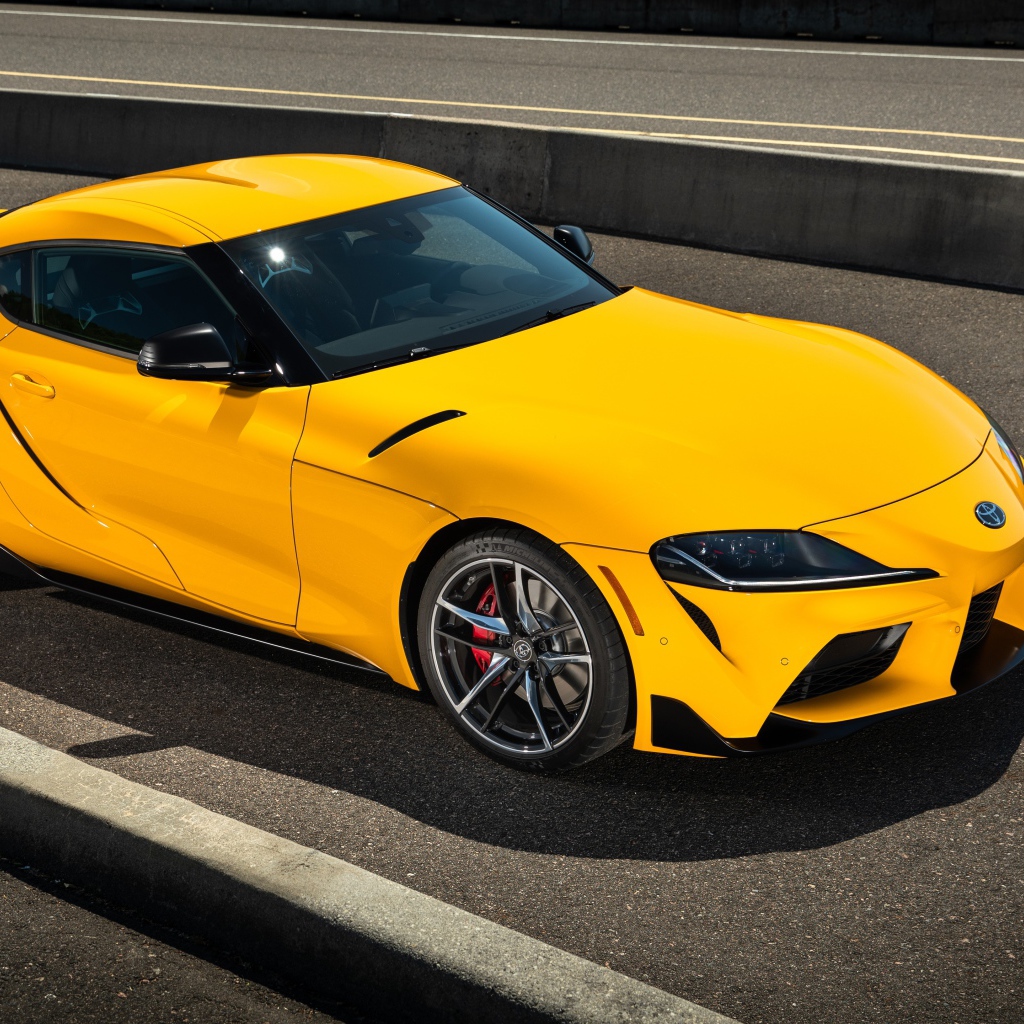 Желтый автомобиль  Toyota GR Supra, 2021 года 