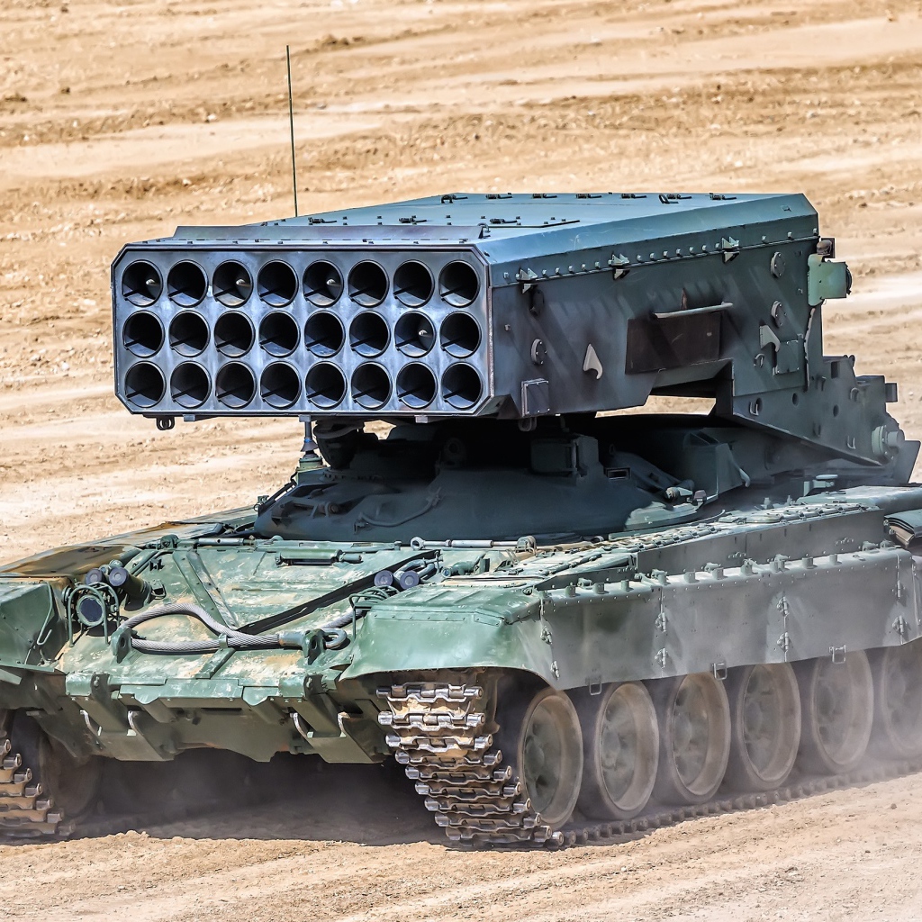 Российская боевая машина BM-1 TOS-1A на песке 
