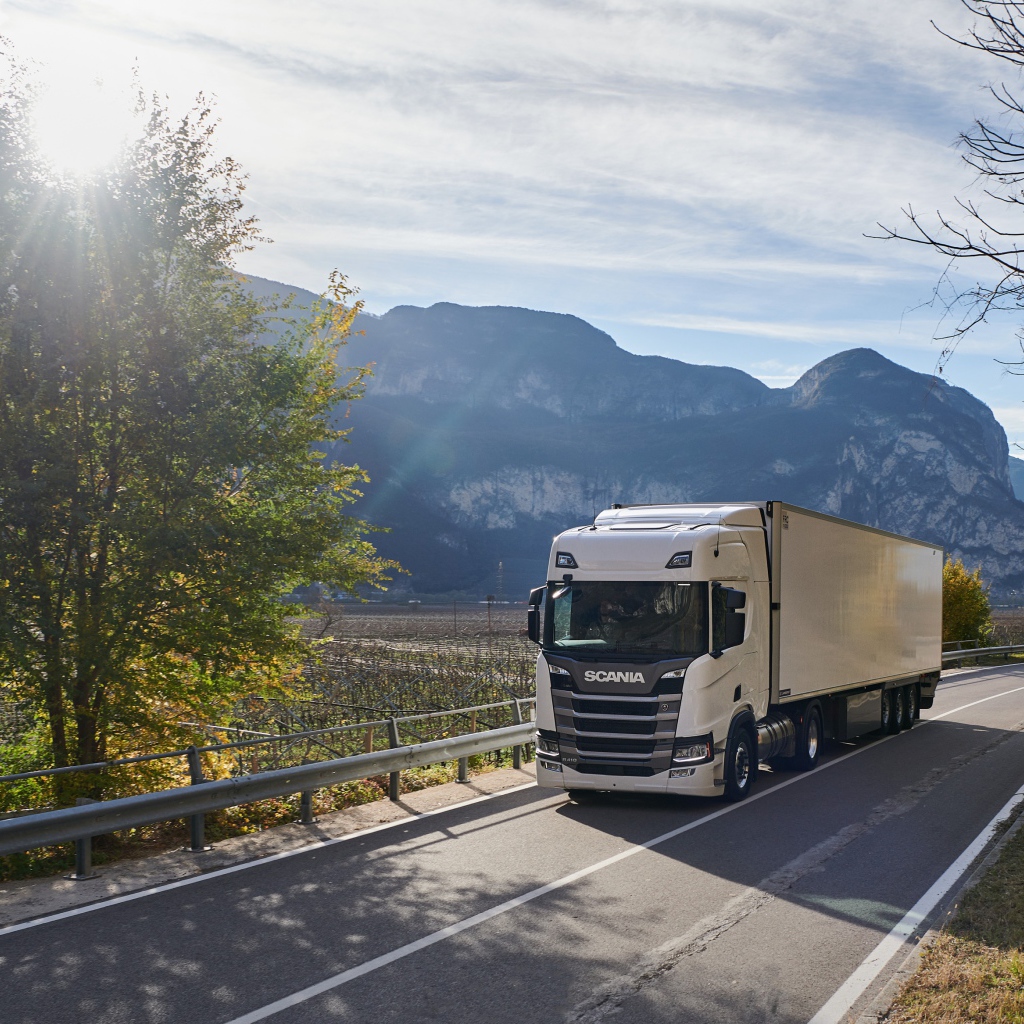 Дальнобойная фура Scania Roads Trucks R410 на трассе в горах 