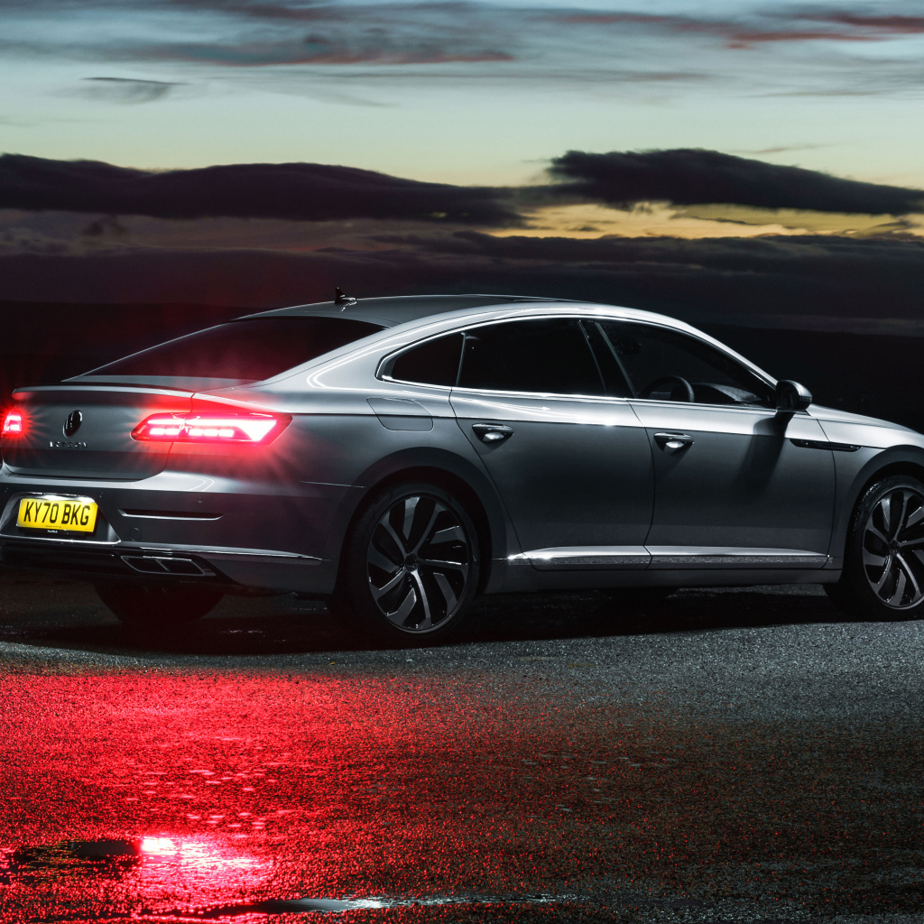 Автомобиль Volkswagen Arteon R-Line 2020 года вид сзади