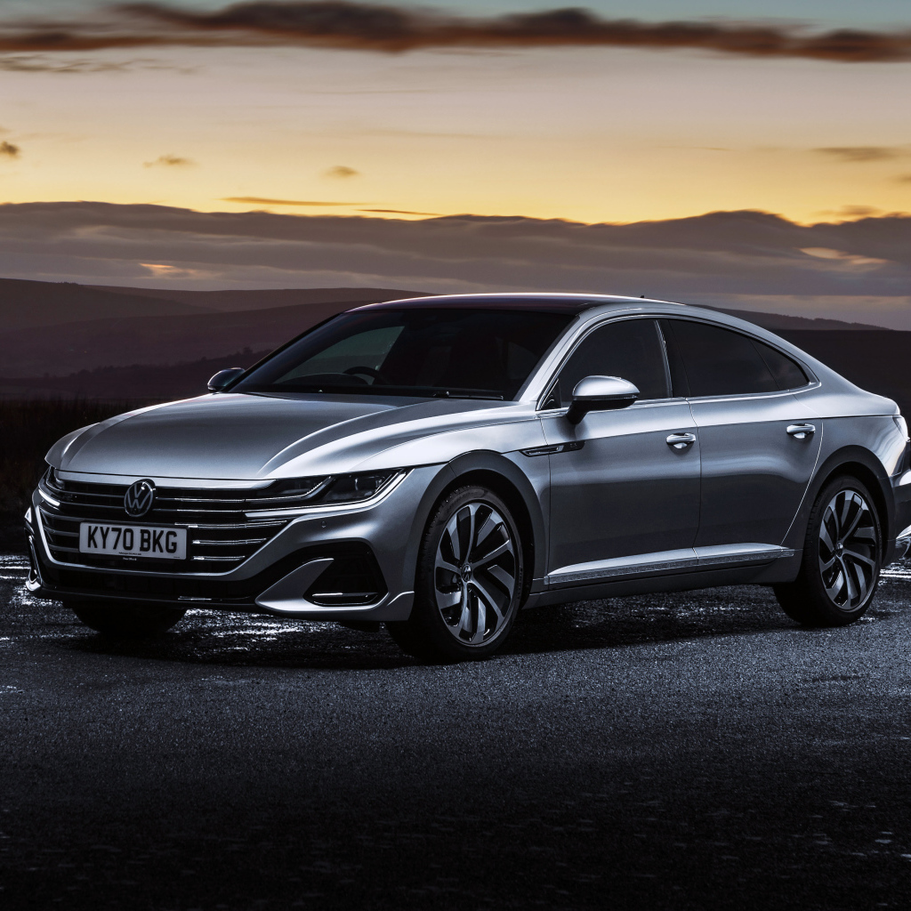 Серебристый автомобиль Volkswagen Arteon R-Line 2020 года