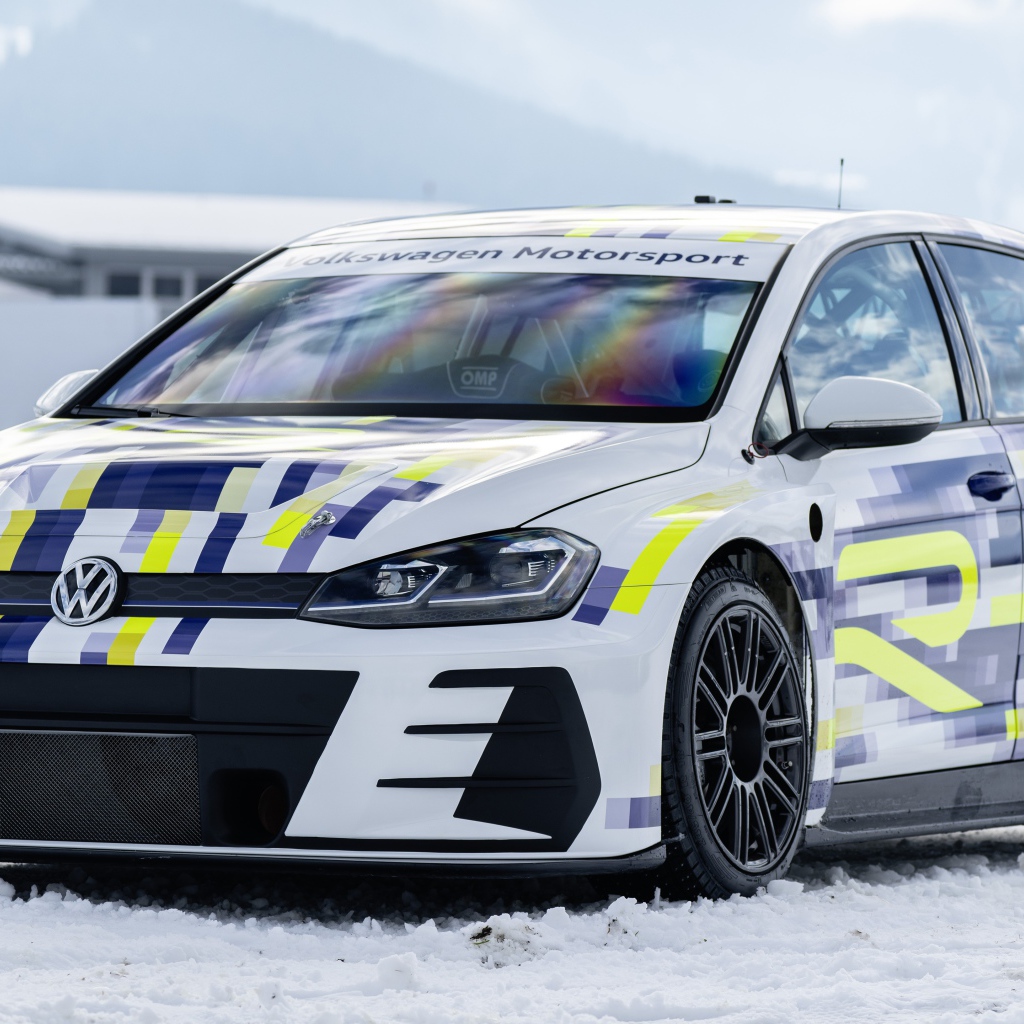 Автомобиль Volkswagen ER1 Concept 2020 года на снегу