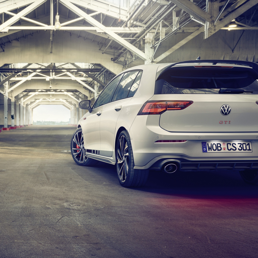Автомобиль Volkswagen Golf GTI Clubsport 2020 года вид сзади 