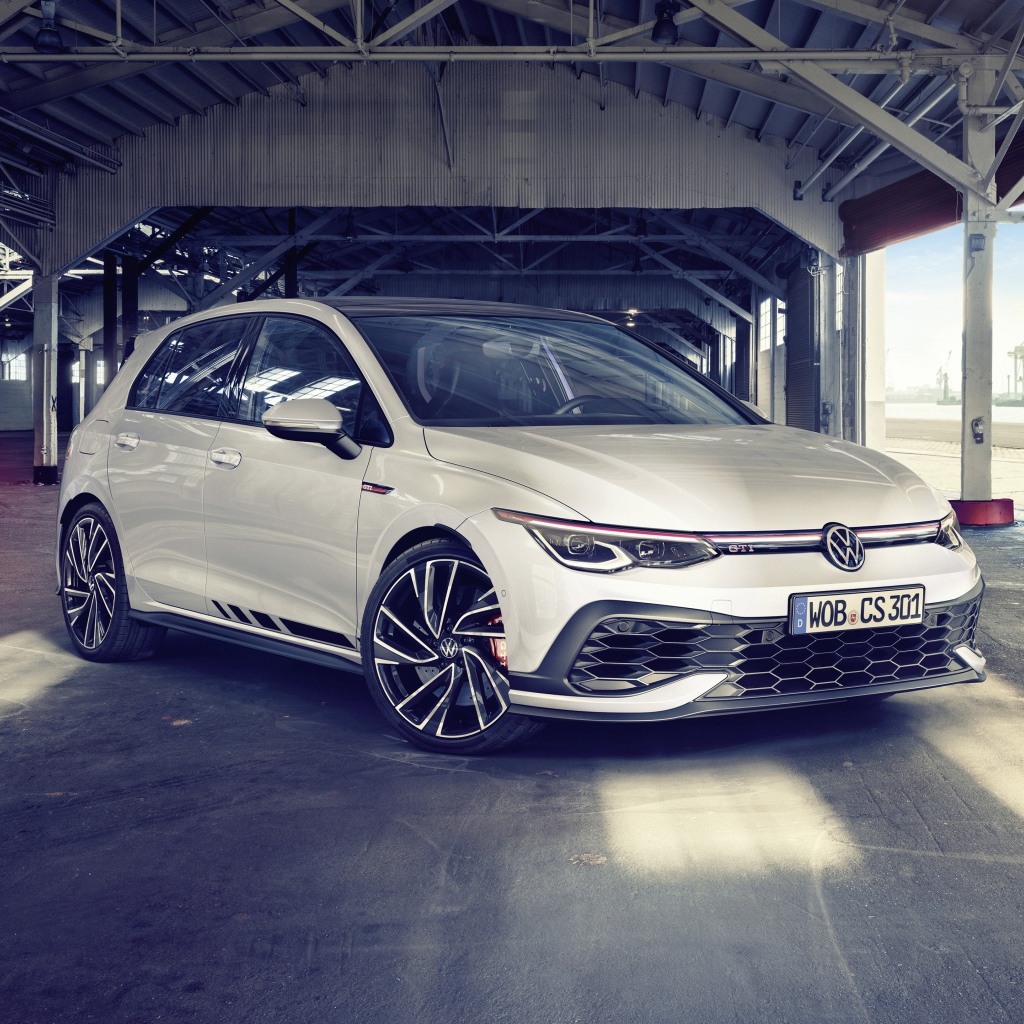 Белый автомобиль Volkswagen Golf GTI Clubsport 2020 года в гараже