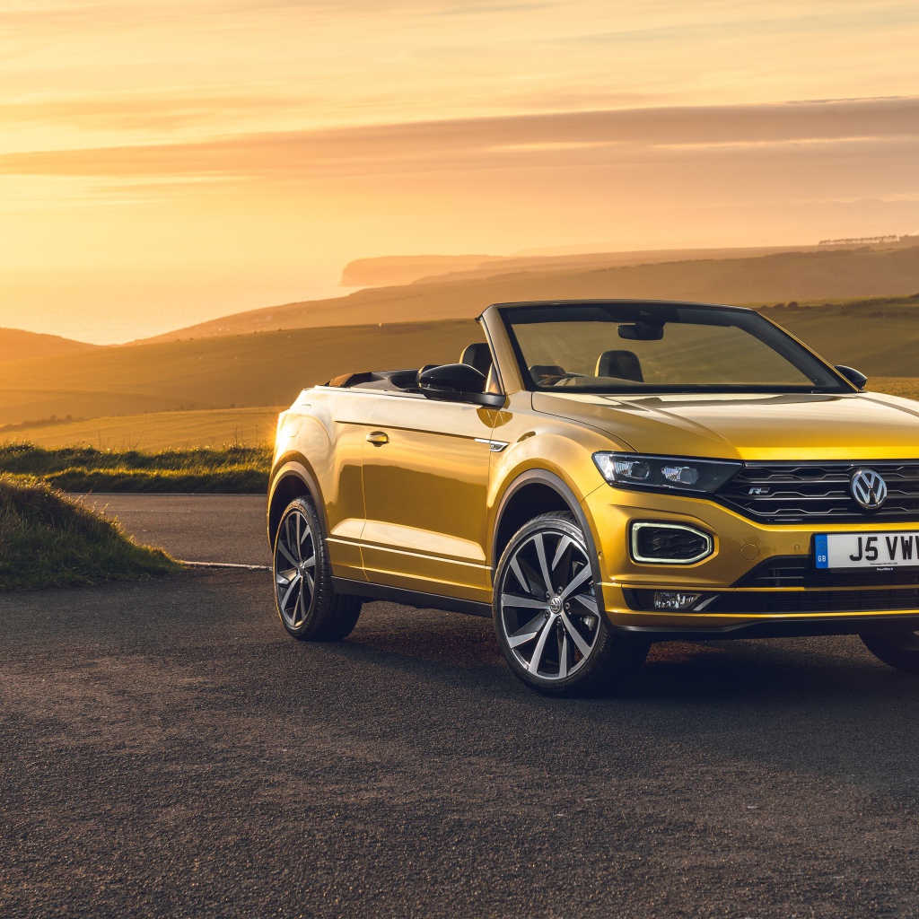 Автомобиль Volkswagen T-Roc Cabriolet R-Line 2020 года на фоне заката