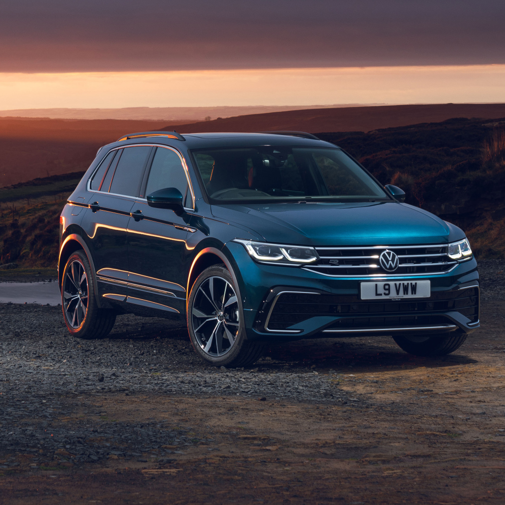 Голубой автомобиль Volkswagen Tiguan R-Line 2020 года на закате