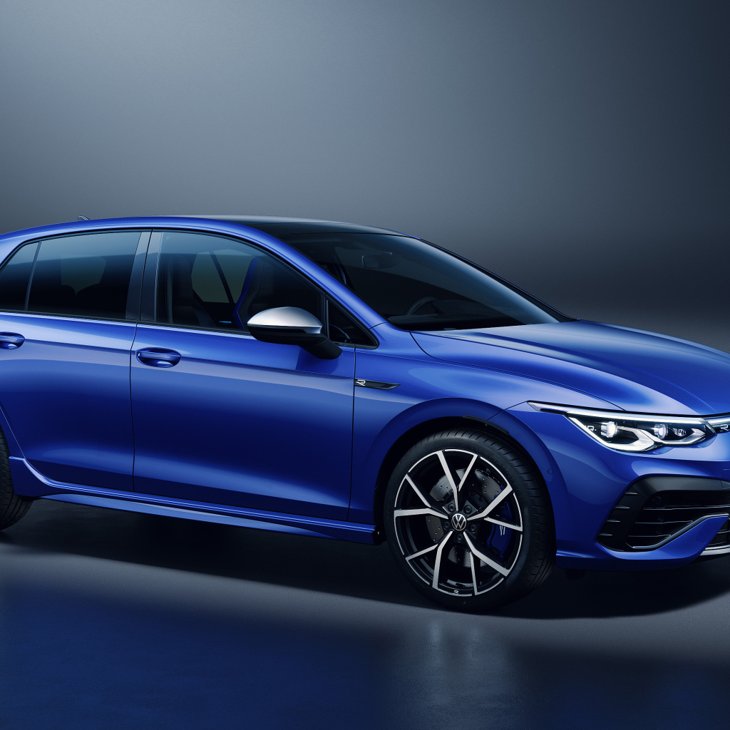 Синий автомобиль Volkswagen Golf R 2020 года на сером фоне