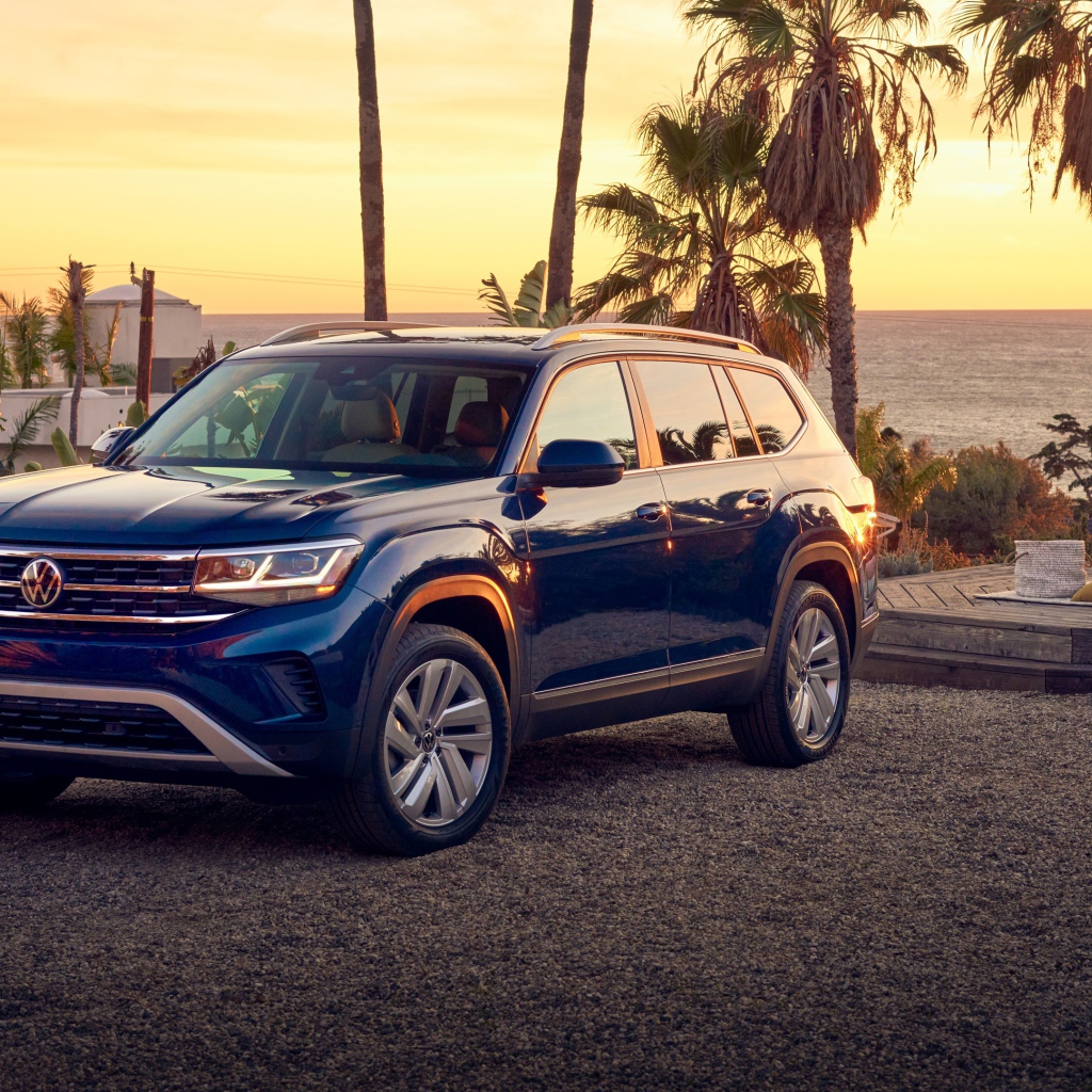 Синий внедорожник Volkswagen Atlas V6, 2021 года на фоне океана 