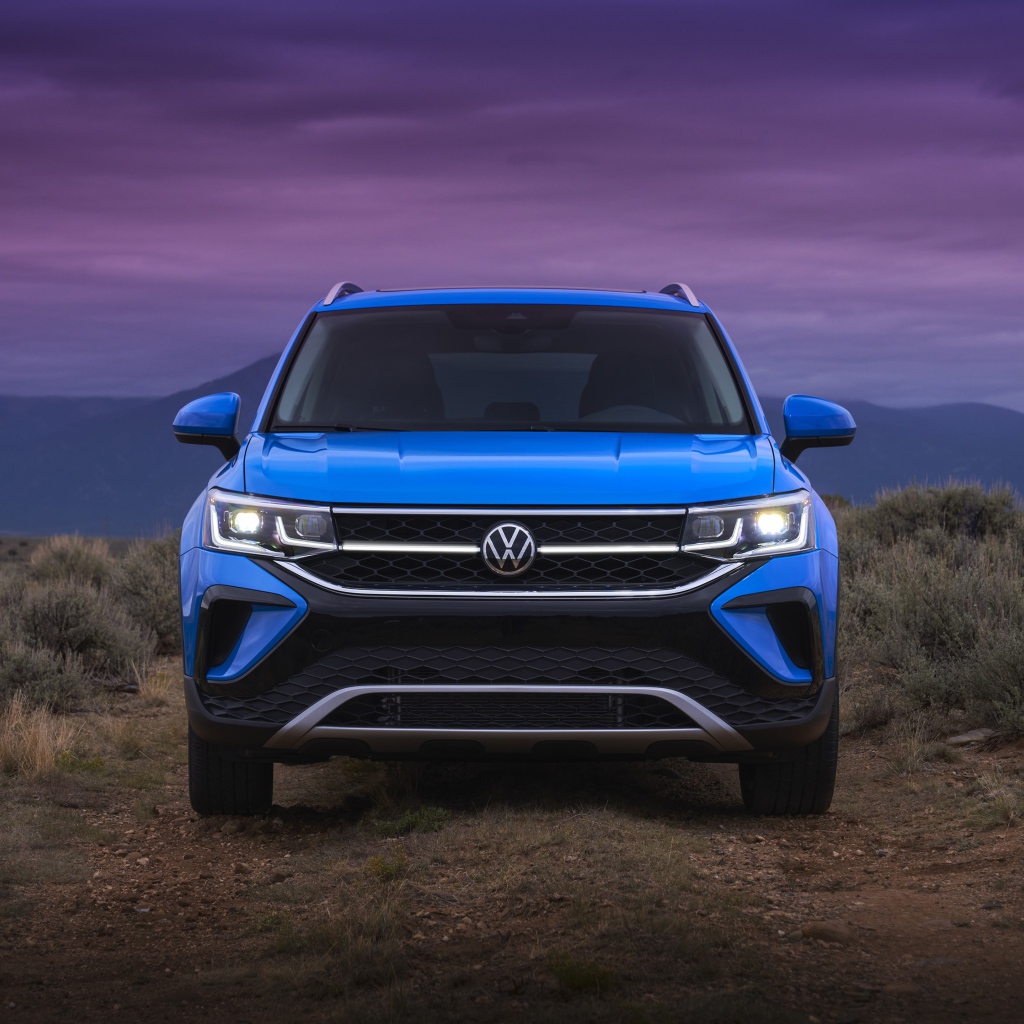 Голубой автомобиль  Volkswagen Taos, 2021 года вид спереди