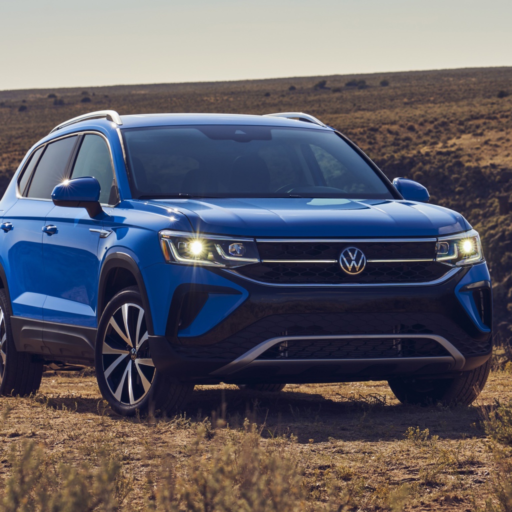 Синий автомобиль  Volkswagen Taos, 2022 года на поле 