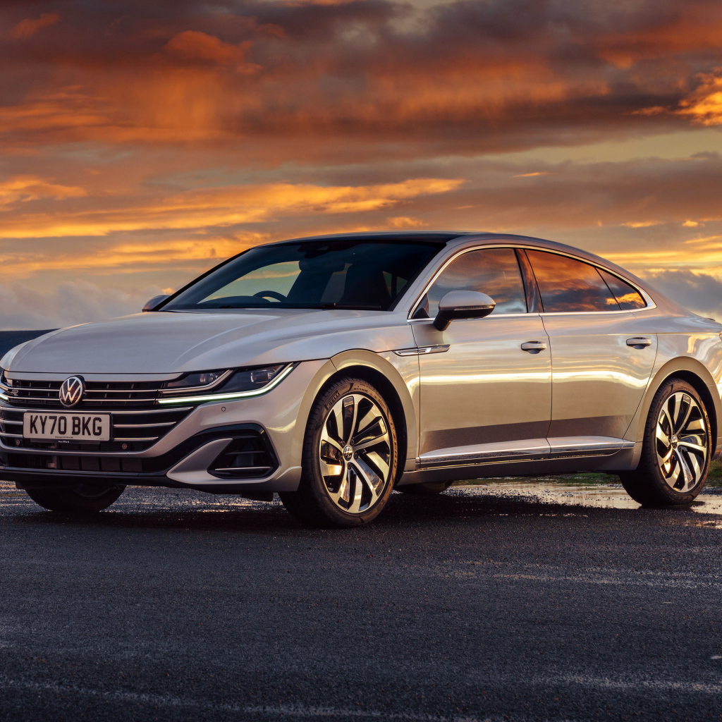 Серебристый автомобиль Volkswagen Arteon R-Line 2020 года на закате