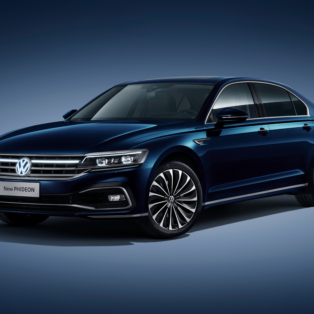 Стильный автомобиль Volkswagen Phideon 2021 года на сером фоне