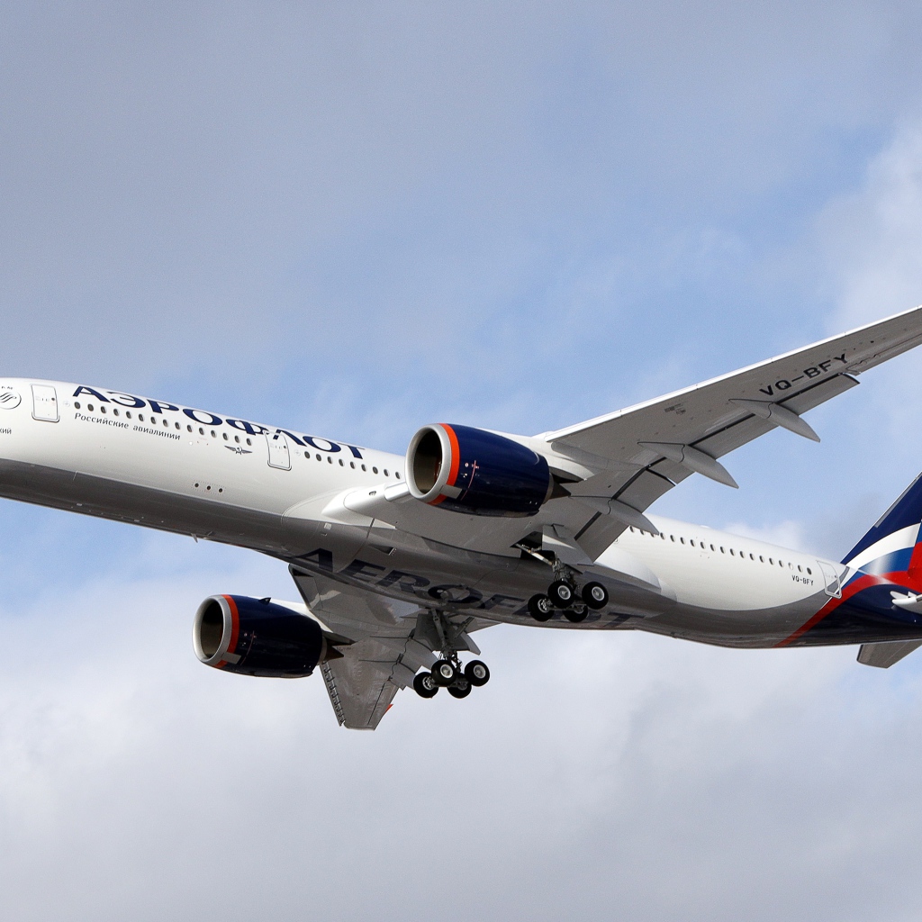 Белый пассажирский Airbus A350-900 компании Аэрофлот