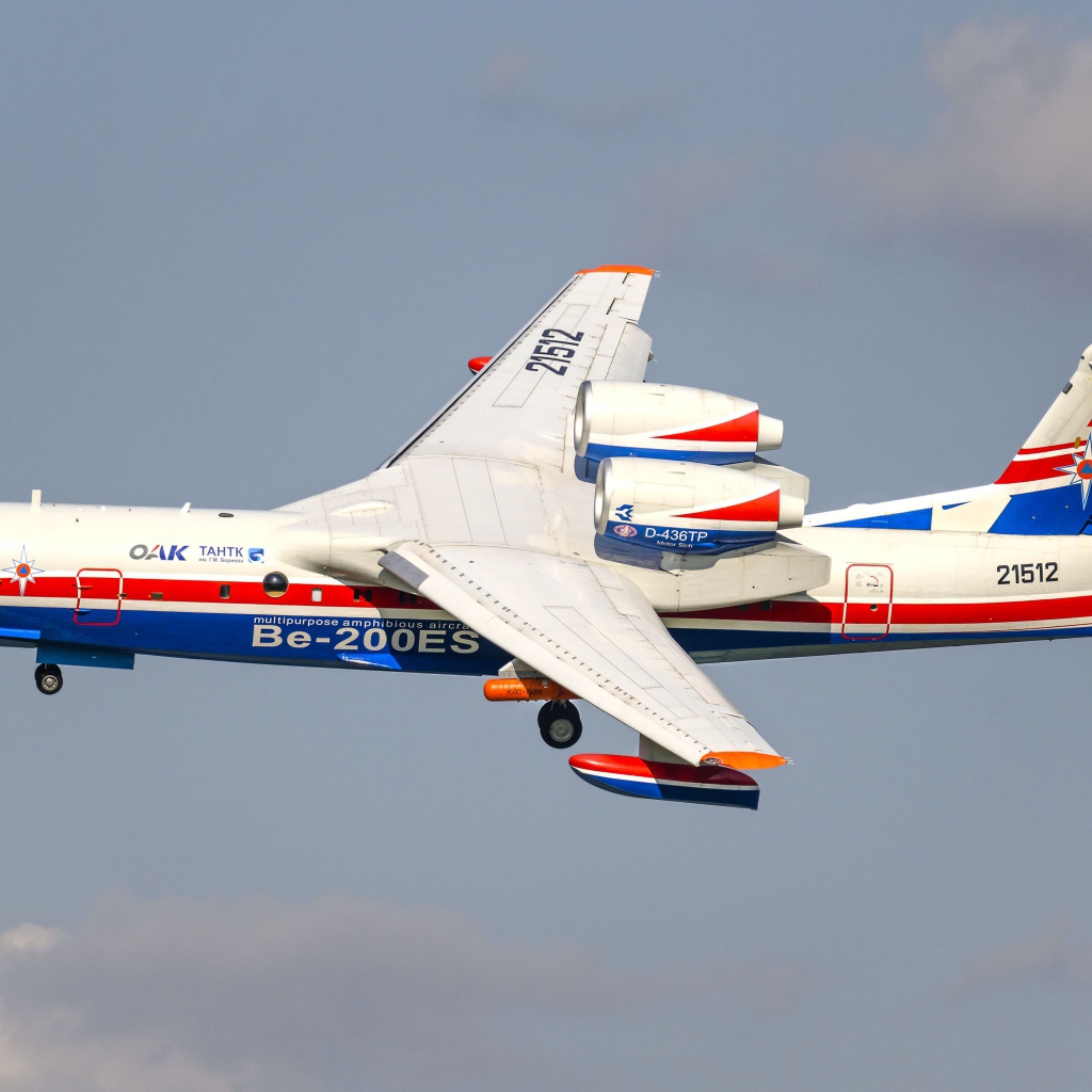 Транспортный самолет Be-200ES совершает полет 