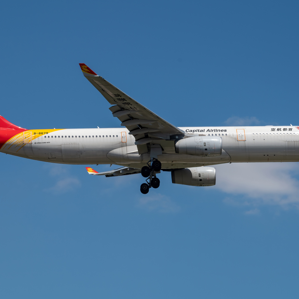 Пассажирский самолет A330-300 авиакомпании Capital Airlines