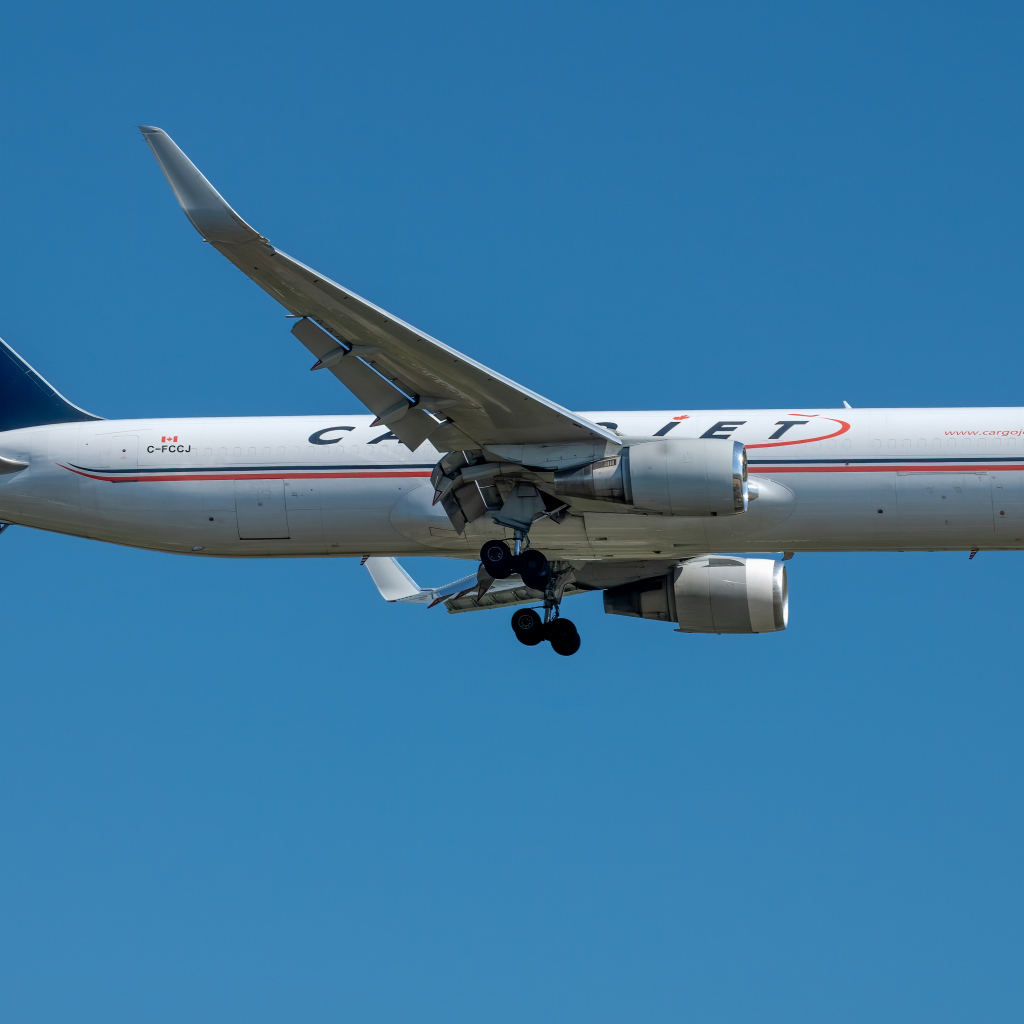 Пассажирский самолет авиакомпании Cargojet в голубом небе 