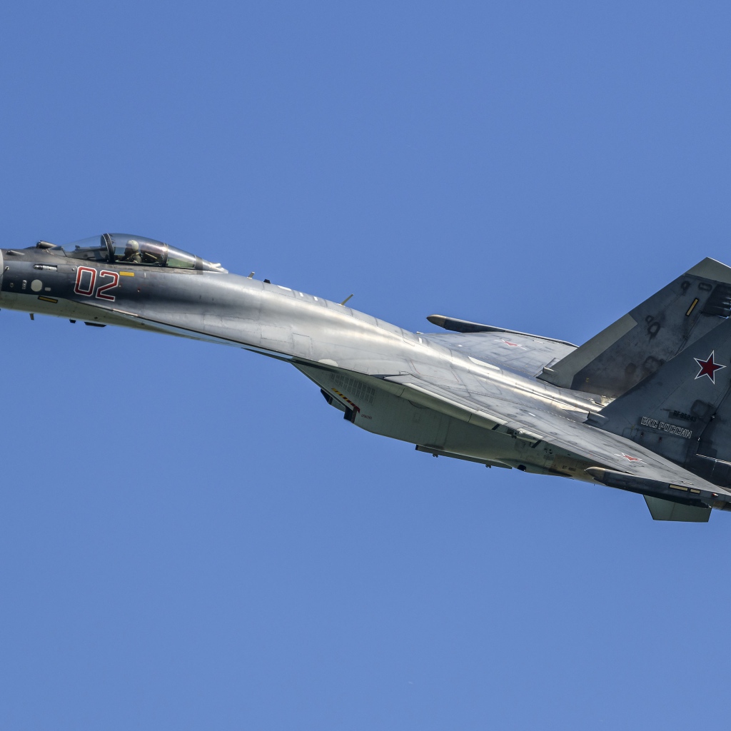 Полет российского истребителя Су-35 в небе 