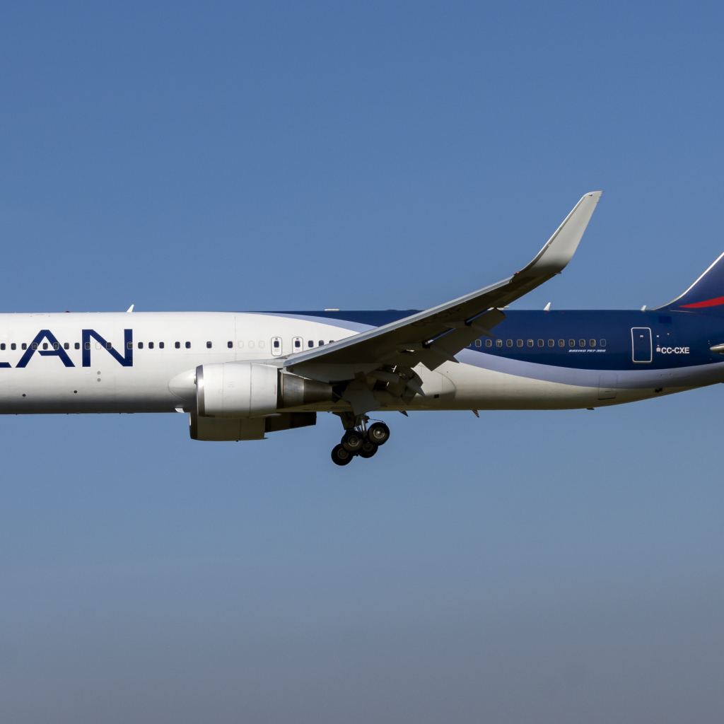 Пассажирский Boeing 767-300W авиакомпании  LATAM в небе