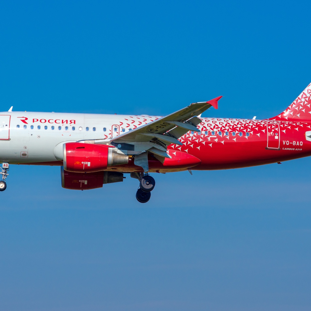 Большой пассажирский самолет в голубом небе 