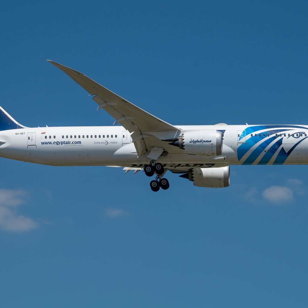 Большой пассажирский самолет взлетает в голубом небе