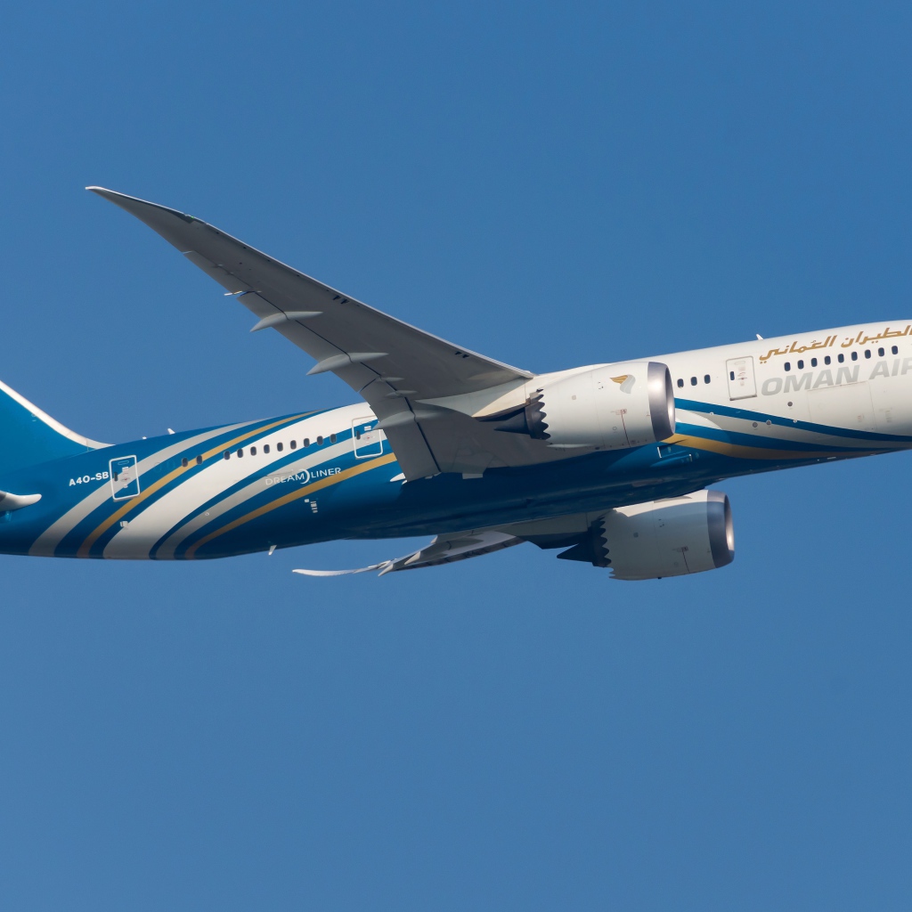 Пассажирский  Boeing 787-8 авиакомпании Oman Air в голубом небе