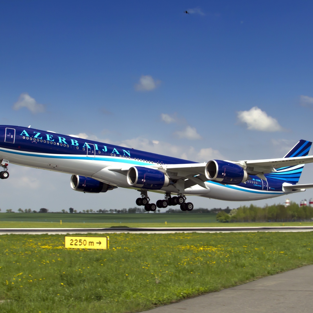 Пассажирский Airbus A-340-500 на взлетной полосе