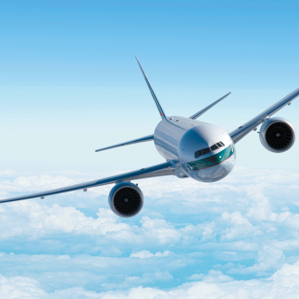 Пассажирский Аэробус а380 летит над облаками