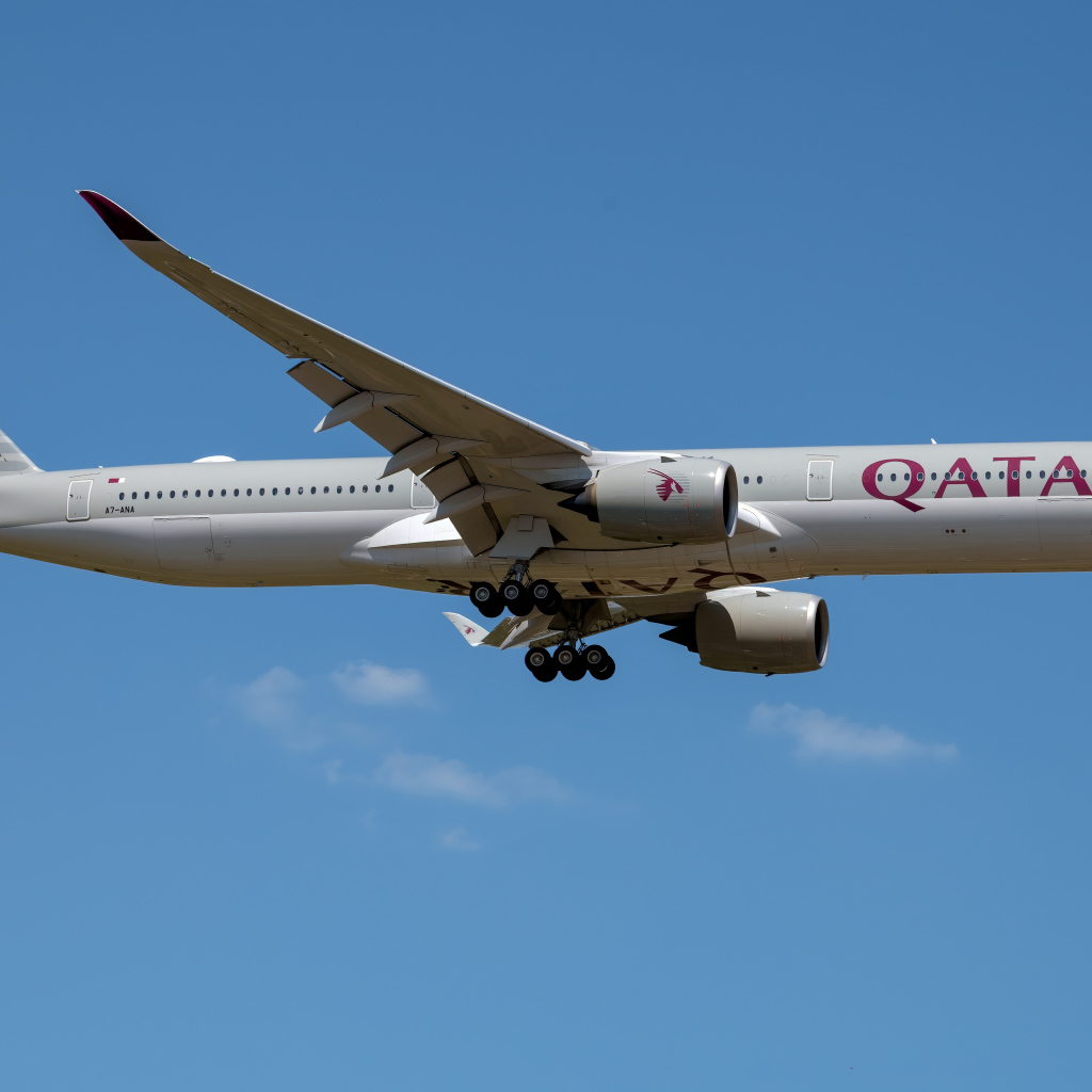 Пассажирский аэробус  A350-1000 авиакомпании Qatar в голубом небе 