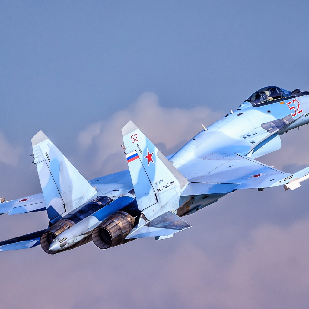 Русский истребитель  Су-35  в воздухе