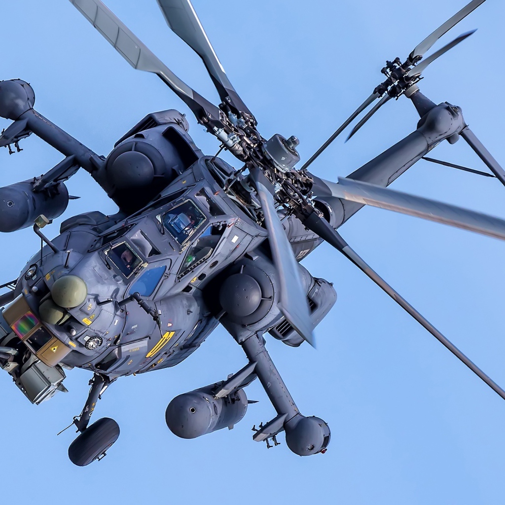 Российский военный вертолет Mil Mi-28H в небе 