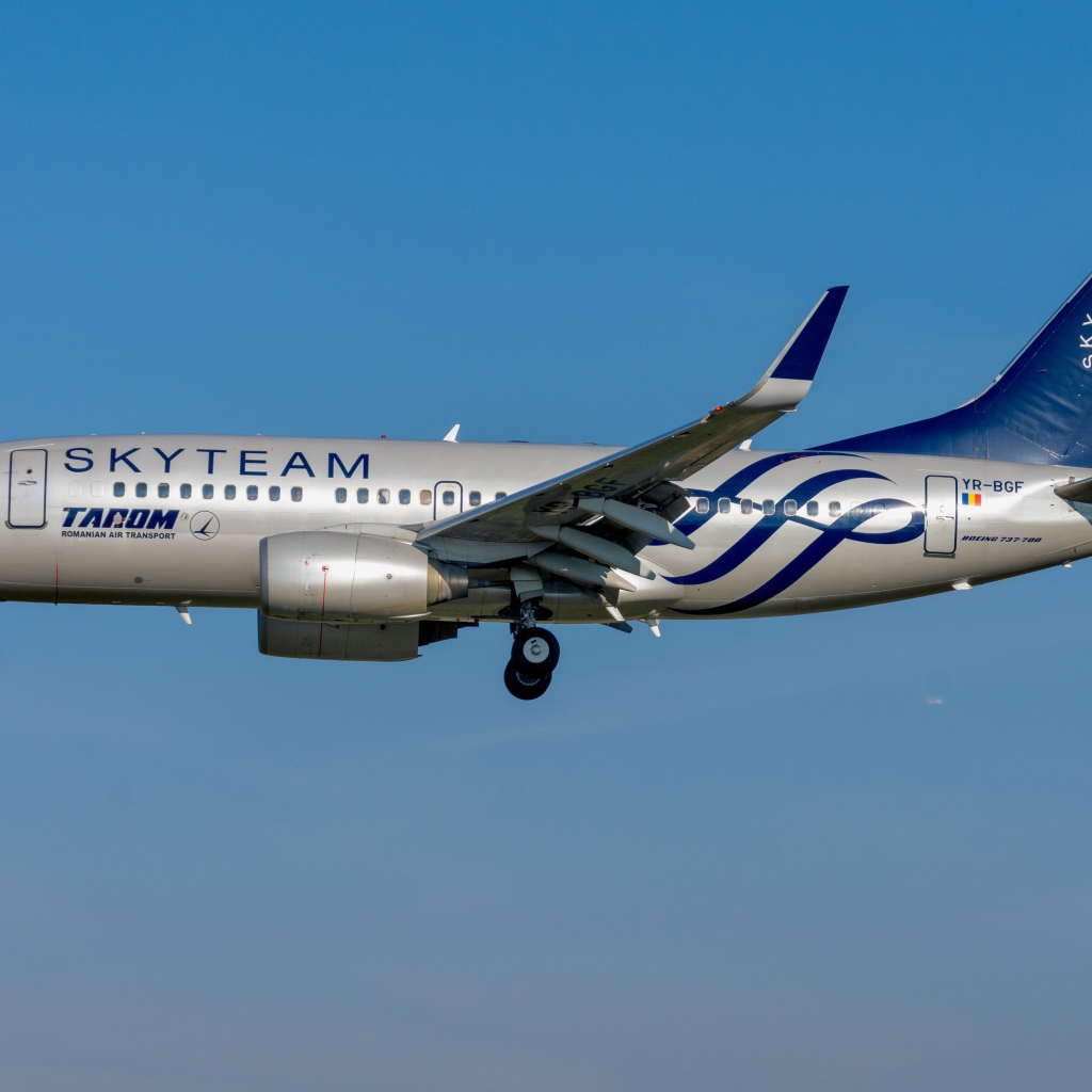 Пассажирский  Boeing 737-700W  авиакомпании TAROM Romanian в небе 