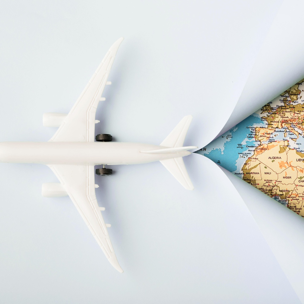 Белый самолет на карте 