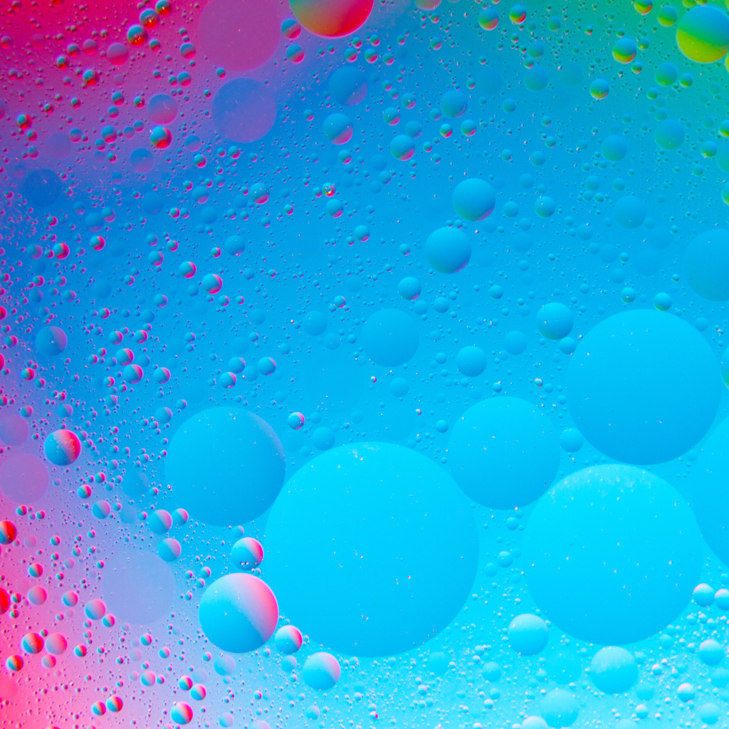 Пузыри воды на разноцветном фоне 