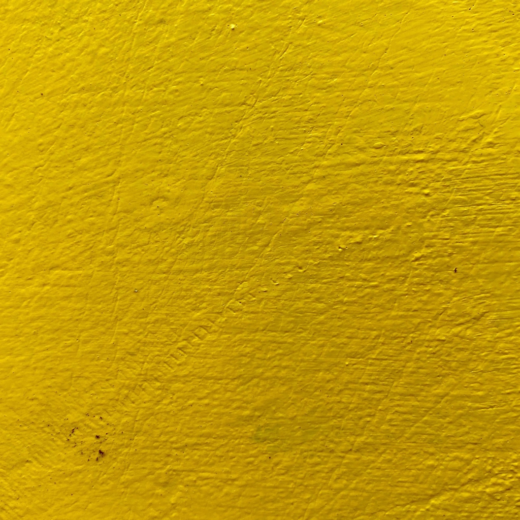 Стена окрашена в желтый цвет, фон 