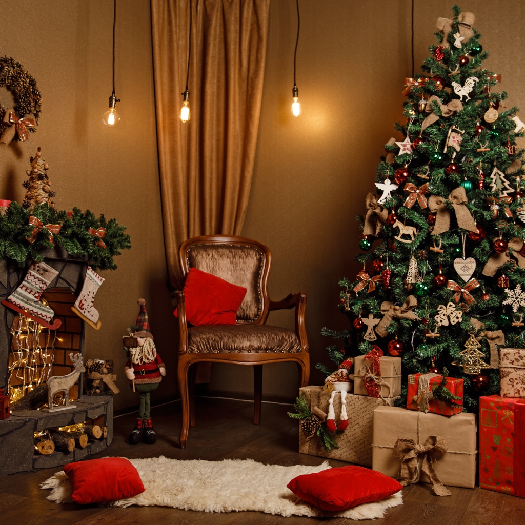 Красивая наряженная елка с подарками на рождество 