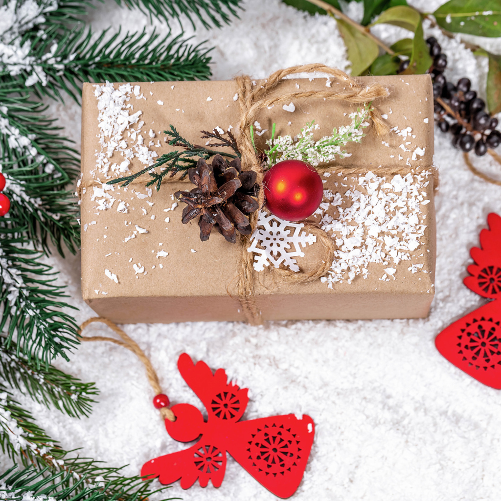 Подарок с еловой веткой и декором на Рождество 