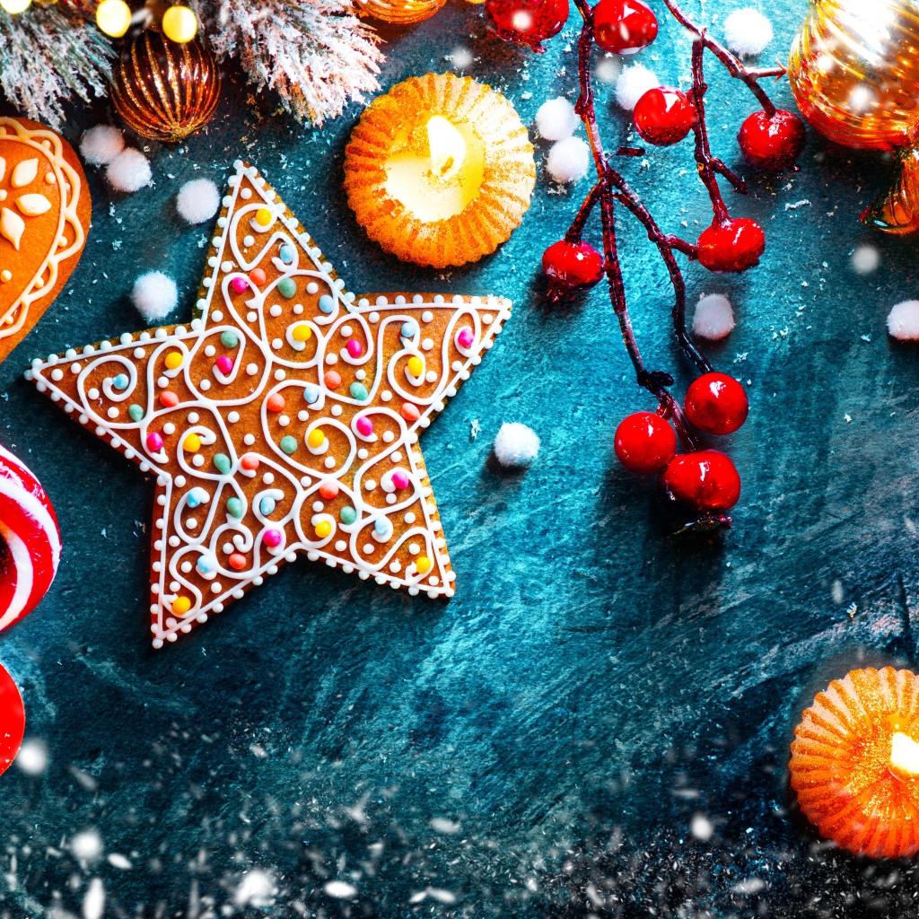 Рождественские пряники с игрушками на столе 