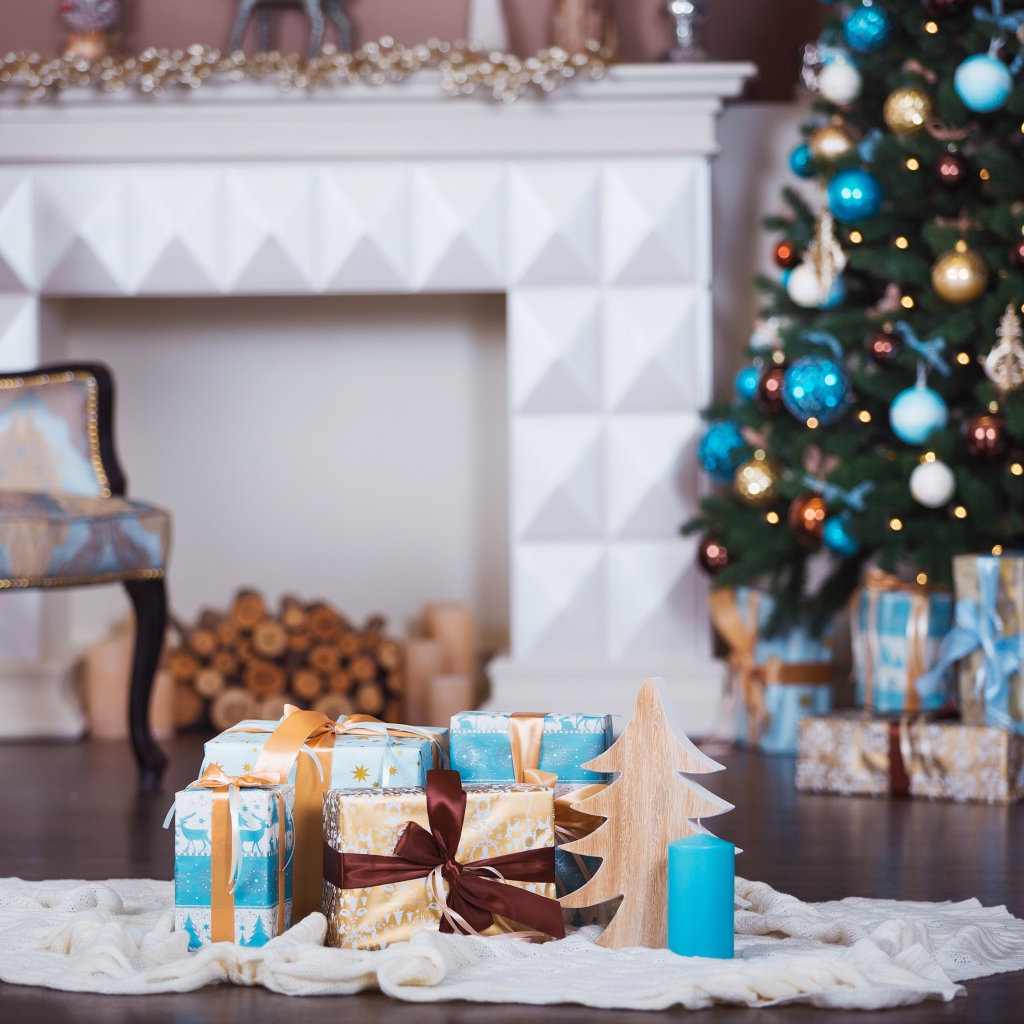 Рождественская ель с подарками у камина 