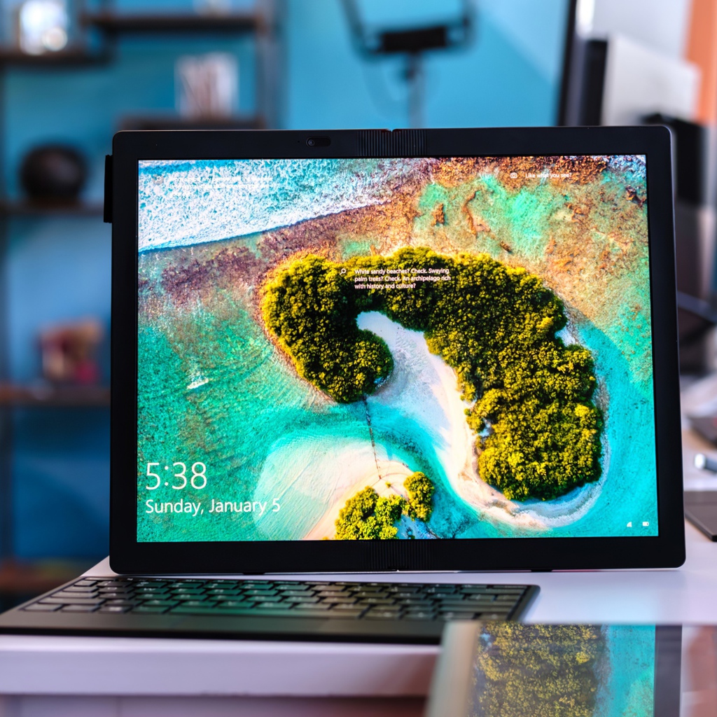 Стильный гибкий ноутбук Lenovo ThinkPad X1 Fold, 2020 года на столе