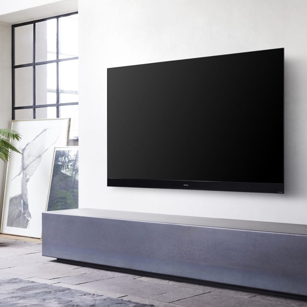 Новый телевизор Panasonic HZ2000 Dolby Vision IQ на стене