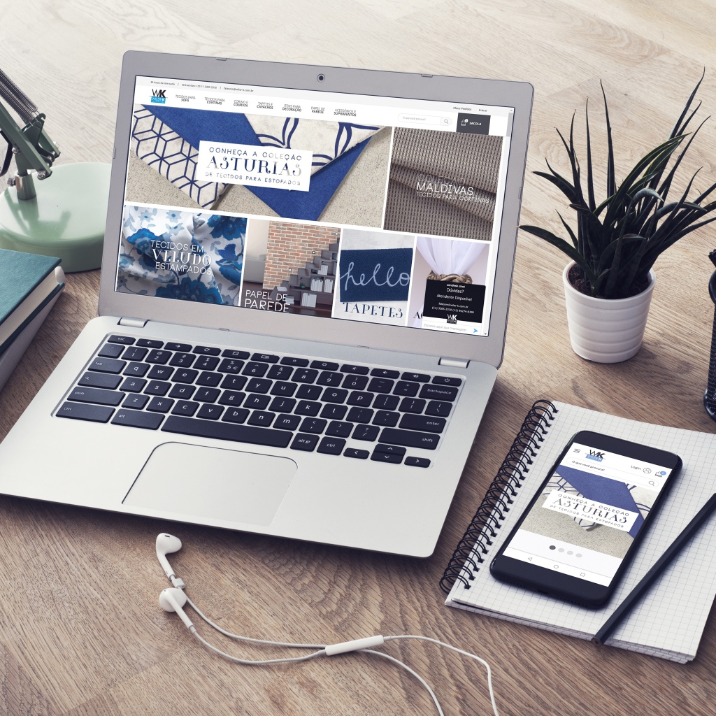 Ноутбук с канцелярскими предметами на столе 