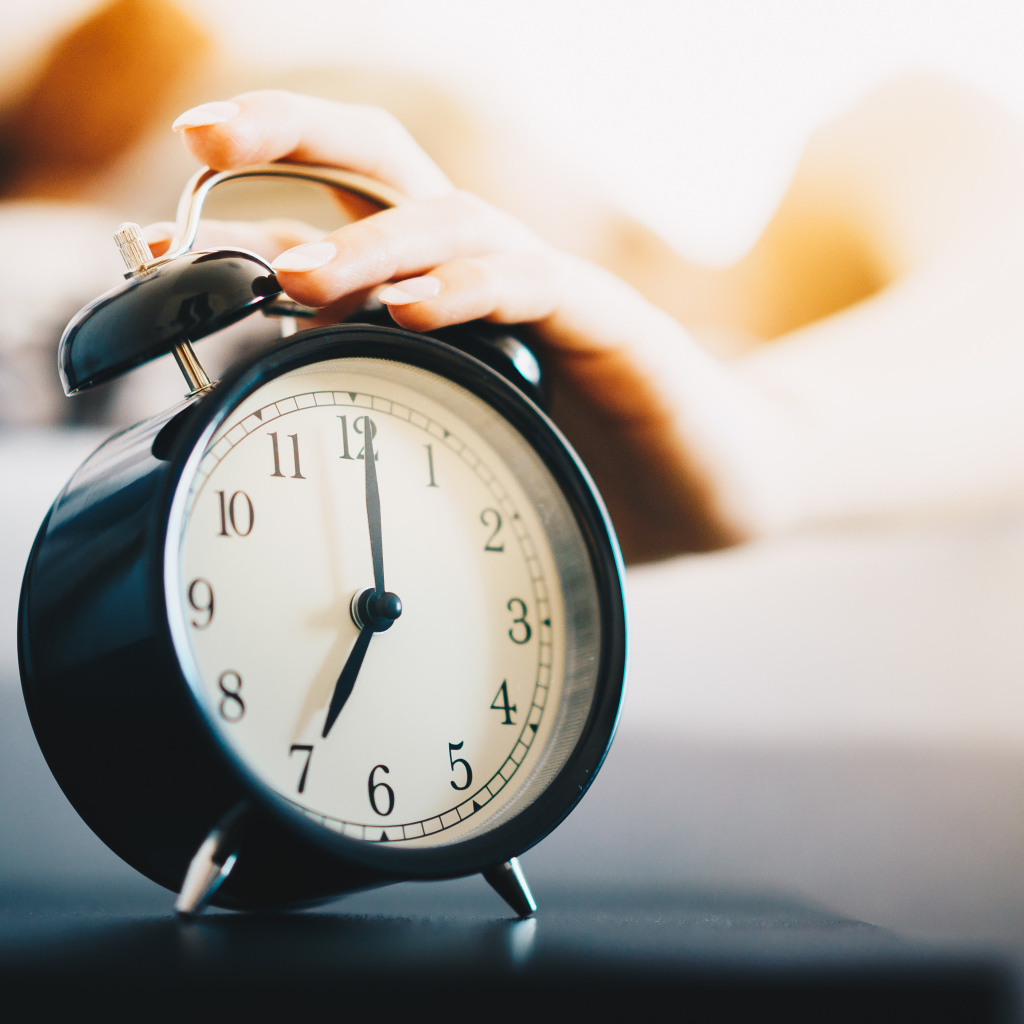 Будильник звонит в сеть утра