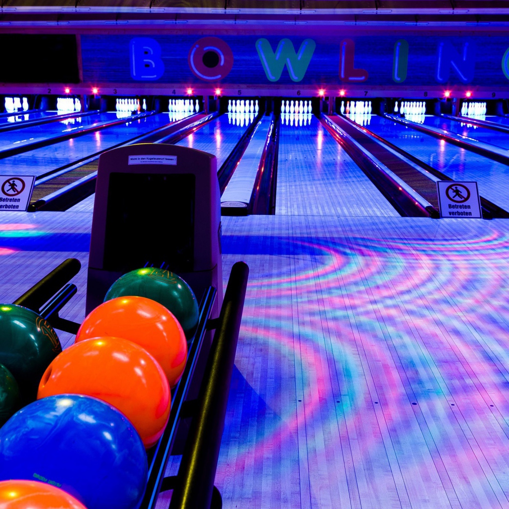 Шары и дорожки в боулинг клубе 