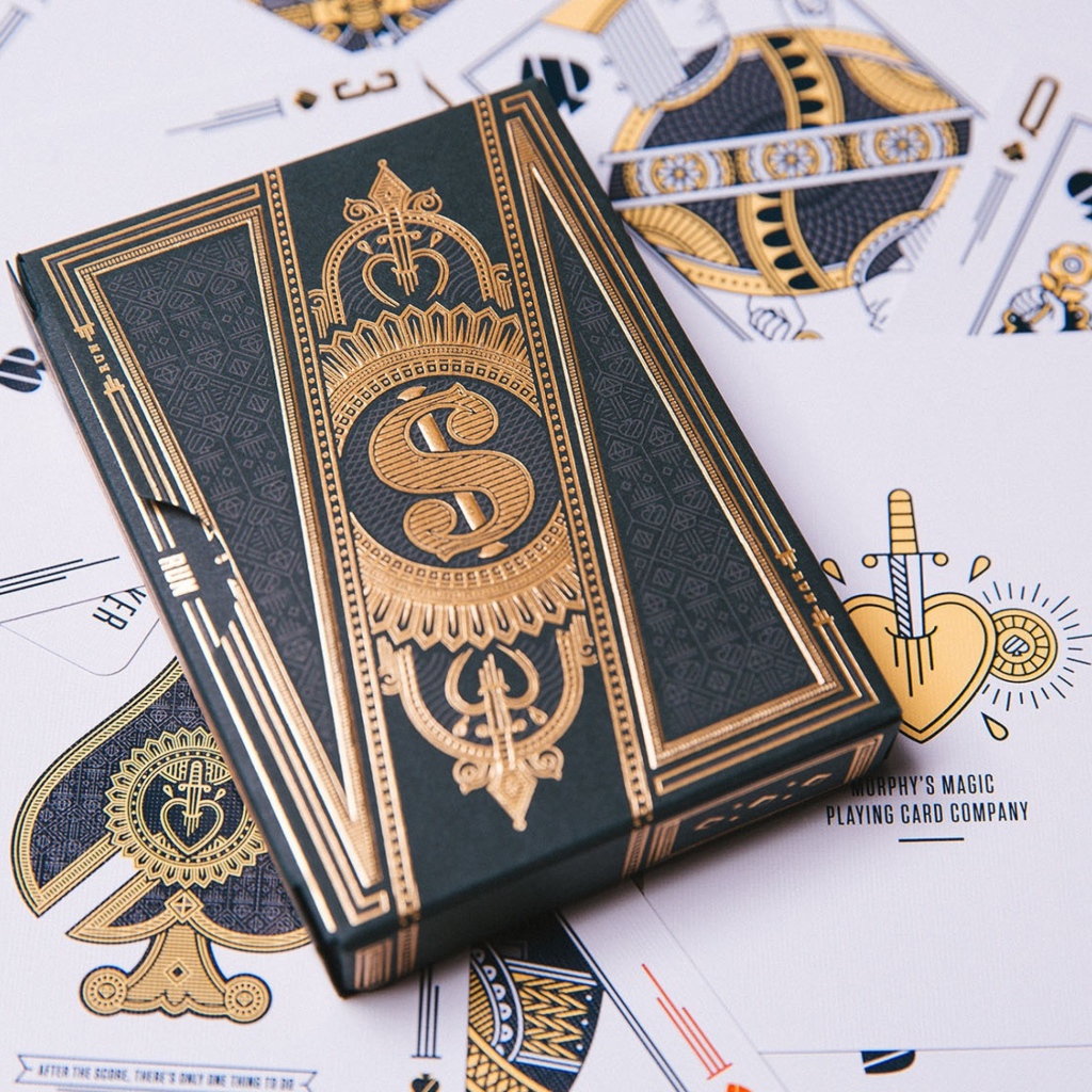 Красивая колода карт на столе 