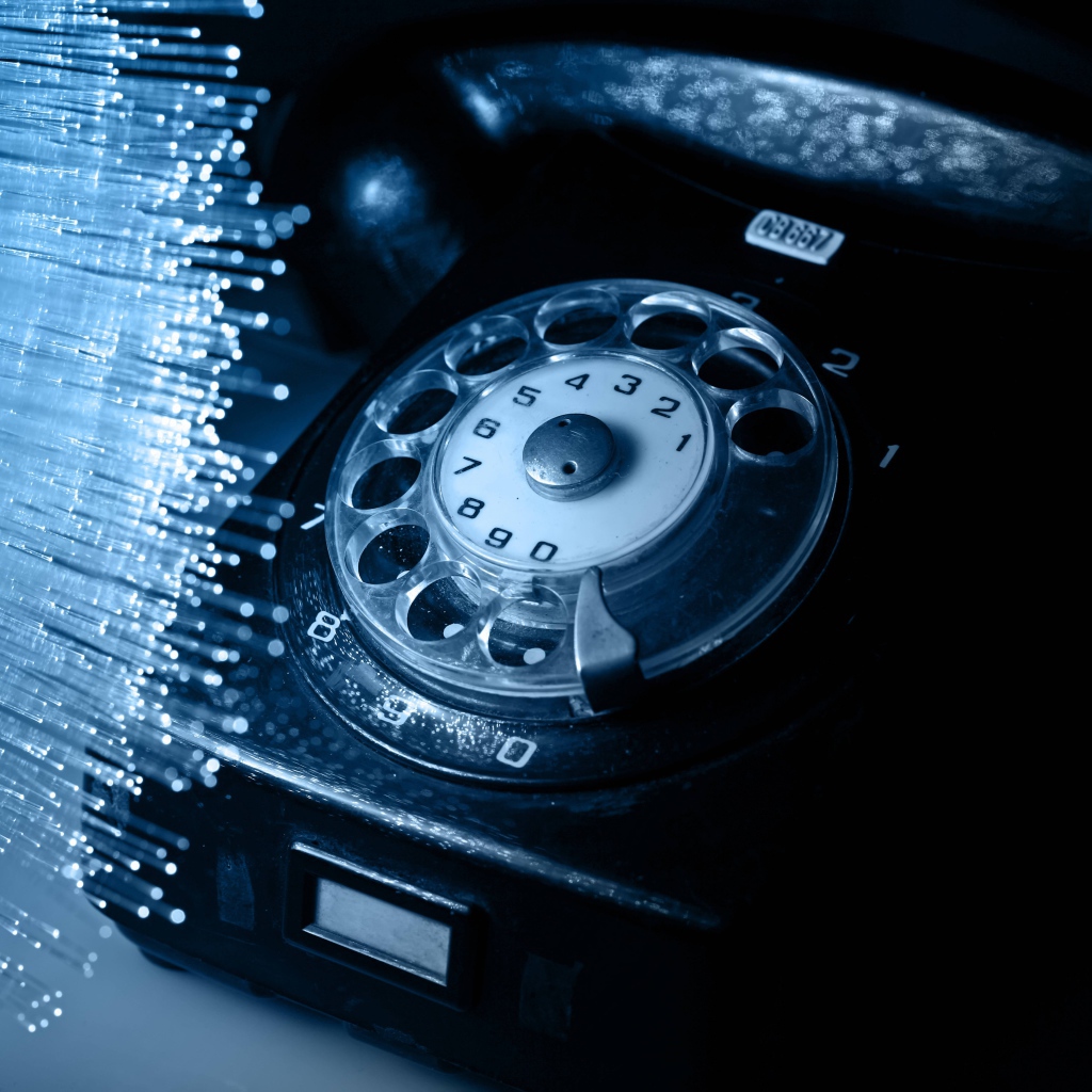 Черный ретро телефон на столе 