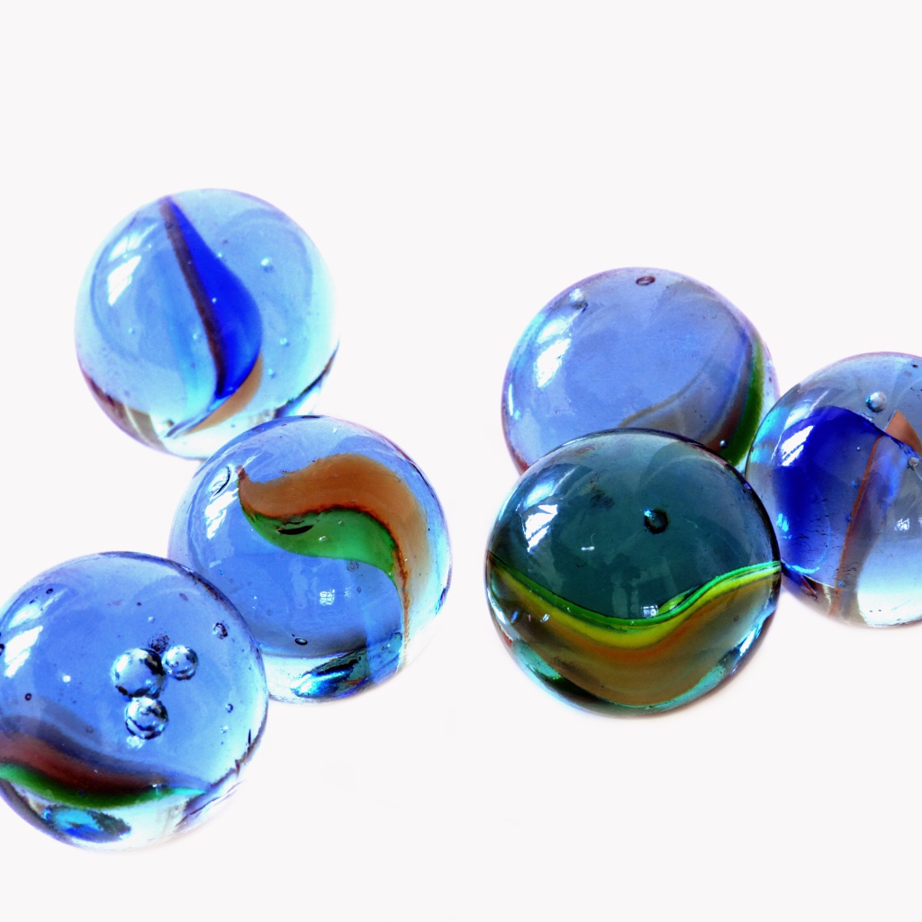 Голубые стеклянные шары на белом фоне 