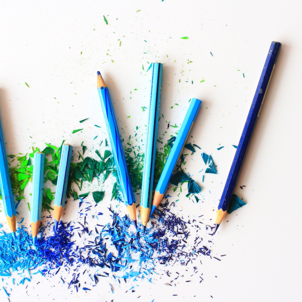 Голубые карандаши на белом фоне 
